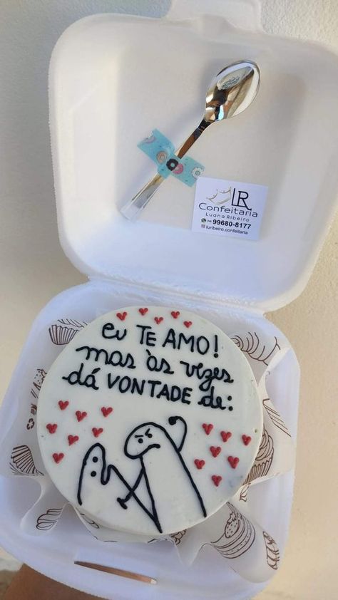 Você já deve ter ouvido falar nos Bentô Cakes, bolinhos divertidos de origem coreana que viraram tendência. Aqui tiramos todas as dúvidas sobre eles (como são feitos, que personagem aparece na decoração!). Reunimos também muitas e muitas dicas e inspirações para presentear alguém especial, em diferentes ocasiões. Eles são perfeitos para datas comemorativas de casais, aniversários de namoro, dia dos namorados ou presente para padrinhos! #bentocakes #bolo #bolodecasamento #casamento Bolos Bento Cake, Bolo Flock, Bento Cake Casal, Happy Name Day, Mini Tortillas, Bento Cake, Illustration Quotes, Twin Birthday, Crazy Cakes