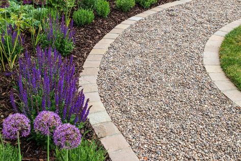 Pea Gravel Garden, Gravel Walkway, Gravel Pathway, Gravel Landscaping, Walkways Paths, Front Walkway, Gravel Path, Areas Verdes, Gravel Garden