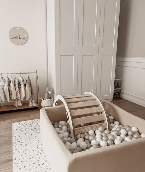 Inspiration Bedroom Aesthetic, Nursery Ideas Neutral, Baby Nursery Ideas Neutral Grey, Seasonal Decor Ideas, Gender Neutral Kids Room, Neutral Kids Room, Baby Playroom, Baby Nursery Neutral, Nursery Room Design