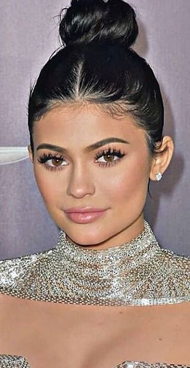 Kylie Jenner Bun, Tiffany Wedding, Kendall And Kylie Jenner, Brow Makeup, Kendall And Kylie, Kardashian Jenner, Shiny Hair, Messy Bun, Bun Hairstyles