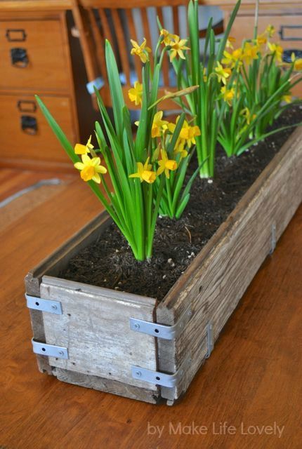 Scrap Wood Flooring Projects, Diy Wood Planter Box, Diy Wood Planters, Koti Diy, Diy Planter Box, Rustic Planters, Pallet Planter, Wood Planter, Indoor Vegetable Gardening