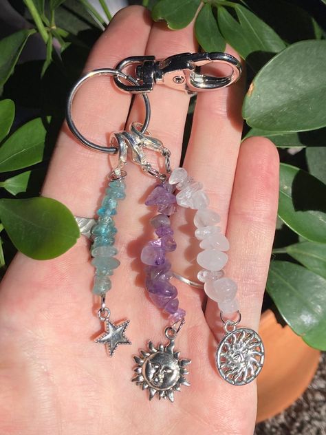 Diy Crystal Keychain Ideas, Homemade Stocking Stuffers, Bracelet Helper, Gemstone Keychain, Keychain Ideas, Crystal Keychain, Handmade Keychains, Making Necklaces, Unique Keychains