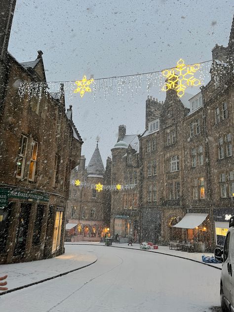 Snow Places Travel, Edinburgh Aesthetic Christmas, Christmas Aesthetic Edinburgh, Edinburgh Winter Aesthetic, Christmas In Scotland Aesthetic, Scotland Astethic, Christmas In Edinburgh Scotland, Edinburgh Scotland Aesthetic Fall, Edinburgh Fall Aesthetic