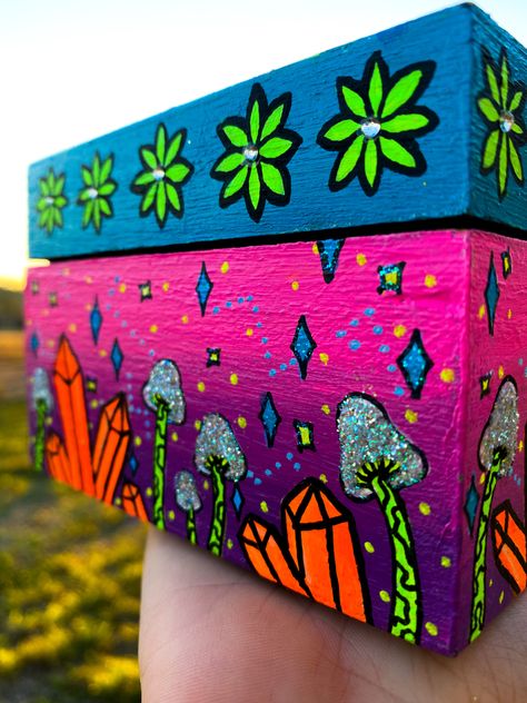 Diy Stash Box Painting Ideas, Stash Box Painting Ideas Trippy, Trippy Box Painting Ideas, Memory Box Ideas Diy Paint, Stash Box Painting Ideas, Hand Painted Wooden Box Ideas, Wood Box Painting, Cute Box Painting Ideas, Wood Box Painting Ideas