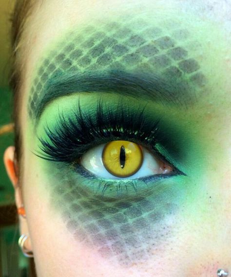 Mermaid/Snake scale makeup -CC Carnaval Make-up, Dragon Makeup, Fantasy Make-up, Halloweenský Makeup, Medusa Costume, Halloween Make-up Looks, Special Fx Makeup, Theatrical Makeup, Halloween Tattoo