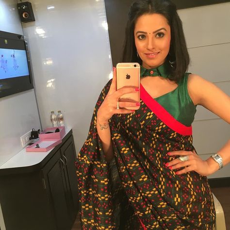 Shagun Blouse Designs, Normal Blouse, Blouse Designes, Anita Hassanandani, Saree Jacket, Saree Jackets, Balloon Games, Long Blouse Designs, Jacket Designs