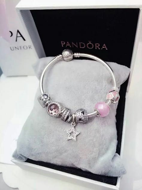 Pandora Bracelet Ideas, Charm Bracelet Pink, Pandora Bangle Bracelet, Pandora Bracelet Charms Ideas, Pandora Bracelet Designs, Pandora Bangle, Pandora Jewelry Charms, Preppy Jewelry, Charms Pandora