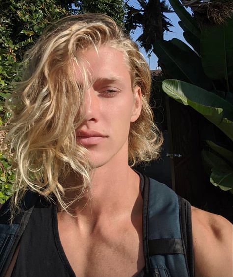 Curly Blonde Hairstyles, Bob With Side Part, Blond Hairstyles, Men Blonde Hair, Surfer Hair, Blonde Hair Boy, Messy Waves, Golden Blonde Hair, Wavy Hair Men