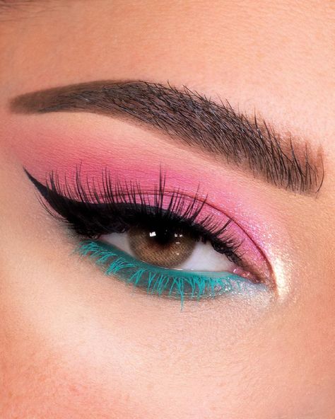 Vanessa on Instagram: “@lagirlcosmetics’s NEW Metallic Eyeliners will make your eyes SHINE! 💄 AD 💄 These liners come in nude and metallic finishes⁠⁠, up to…” Turquoise And Pink Makeup, Turquoise Makeup, Metallic Eyeliner, Pink Mascara, Black Brows, Turquoise And Pink, Baddie Tips, Makeup Eyes, Eye Look