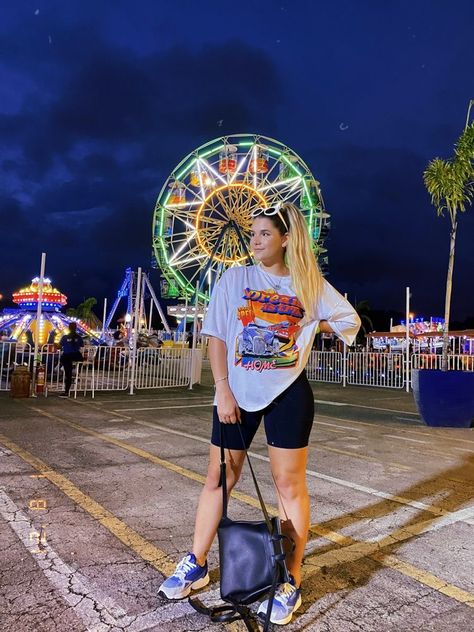 Outfits Ideas For Amusement Park, Sporty Look Outfits Summer, Amusement Park Outfit Midsize, Orlando Summer Outfits, Midsize Disney World Outfits, Midsize Disney Outfits Summer, Themed Park Outfit Ideas, Outfits For Amusement Parks Summer, Amusement Park Outfit Spring