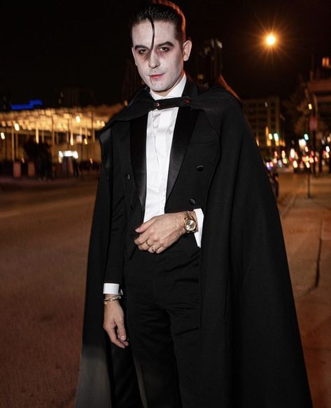 Men Vampire Makeup Halloween, Vampire Costume Men Makeup, Man Vampire Costume, Scary Halloween Costume Ideas Men, Dracula Makeup For Men, Men Vampire Makeup, Male Vampire Costume, Vampire Costume Male, Vampire Custome