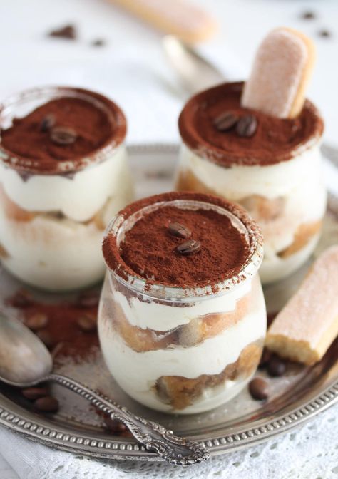 Tiramisu Jar, Dessert Shooters Recipes, Tiramisu Cups, Easy Tiramisu, Dessert Cups Recipes, Mason Jar Desserts, Dessert Shooters, Italian Cakes, Mini Dessert Cups