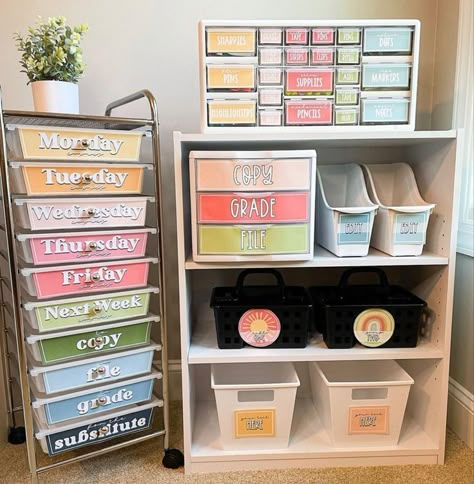 Teacher Organizer Drawers, Classroom Office Organization, Class Desk Organization, Cute Classroom Decor Middle School, Classroom Layout First Grade, Pinterest Classroom Ideas, Teacher Desk Kindergarten, Daycare Teacher Desk Ideas, Teacher Classroom Inspiration