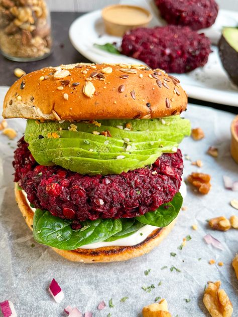 Nikki Vegan, Beet Burger Recipe, Homemade Veggie Burger Recipe, Vege Burgers, Roasted Beets And Carrots, Vegetarian Burgers, Homemade Veggie Burgers, Vegan Burger Recipe, Beet Burger