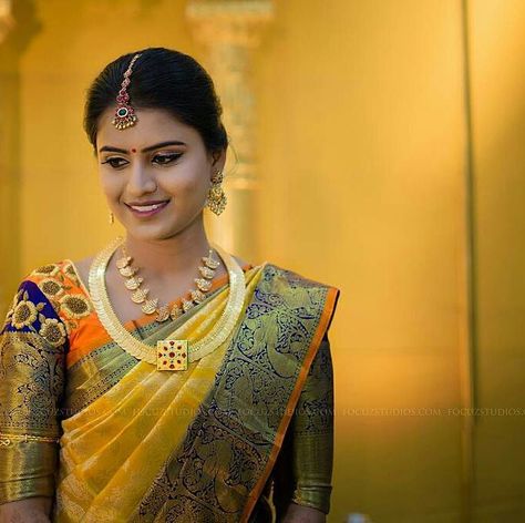 539 Likes, 5 Comments - South Indian Bride Fashion (@southindianbridalfashion) on Instagram: “Beautiful South Indian Bride Tag besties who need to see this @focuzstudios” Kasu Mala, South Indian Silk Saree, Gold Jewels Design, Bridal Jewels, Wedding Saree Blouse, Bridal Jewelery, Wedding Saree Blouse Designs, Traditional Indian Jewellery, Bride Fashion