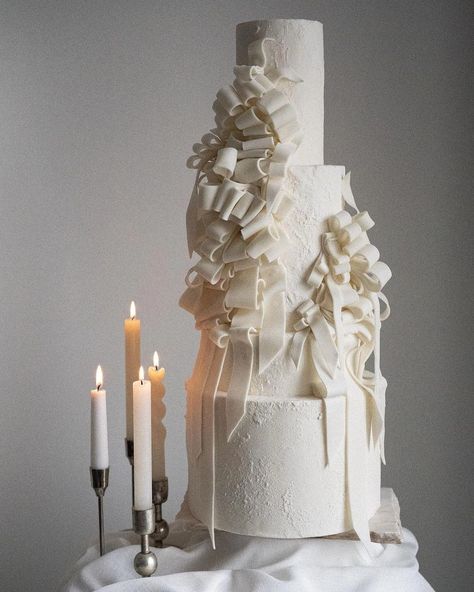 A classic becomes new again, we're loving the hint of the traditional brought up to date! White Fondant Cake, Bow Wedding Cakes, Feather Cake, Textured Wedding Cakes, Violet Cakes, Unique Cakes Designs, Wedding Cake Ideas, Best Cake, Traditional Cakes