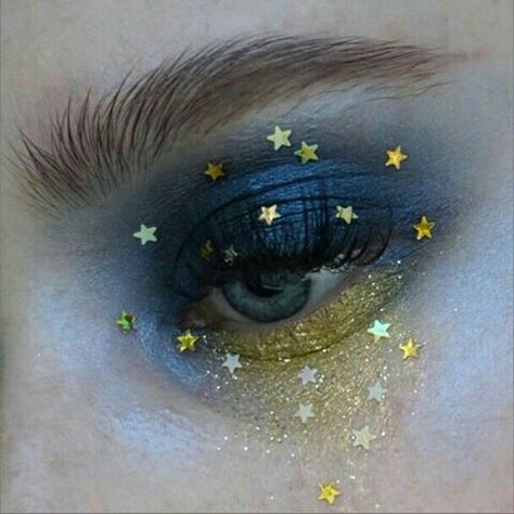 This Pin was discovered by jackie . Discover (and save!) your own Pins on Pinterest. Eye Makeup Glitter, Make Up Kits, Eyeliner Tips, High Fashion Makeup, Kesha, Eye Makeup Art, Editorial Makeup, Makeup Goals, Costume Makeup