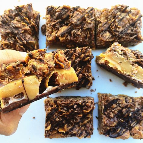 Salted caramel cornflake slice! - it's PRACTICALLY breakfast food. ;) Cornflake Slice, Corn Flake Bars, Cornflake Tart, Pallet Benches, Patisserie Shop, Chocolate Crackles, Caramel Slice, Xmas Recipes, Family Cake