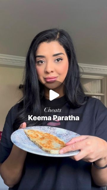 Kausar Raja on Instagram: "Ramadan recipes: Cheats Keema Paratha

This hack can be used to fill your paratha with pretty much anything!! Keema, potato, cheese, gobi, nutella! The possibilities are endless. Comes together in under 10 mins perfect for those iftars when you need something quick. I served mine with green chutney. Make sure you spray or brush the plastic sheets with oil before rolling out the parathas so that they are easy to remove.

#ramadanrecipes #paratha #hack #kitchenhacks #alooparatha #keema #iftar #ramadan2024 #snackideas #yum #cheesy #flatbread #naan #roti #easyrecipe" Keema Paratha Recipe, Kheema Paratha, Cheesy Flatbread, Keema Paratha, Naan Roti, Savoury Snacks, Asian Stir Fry, Potato Cheese, Quick Dishes