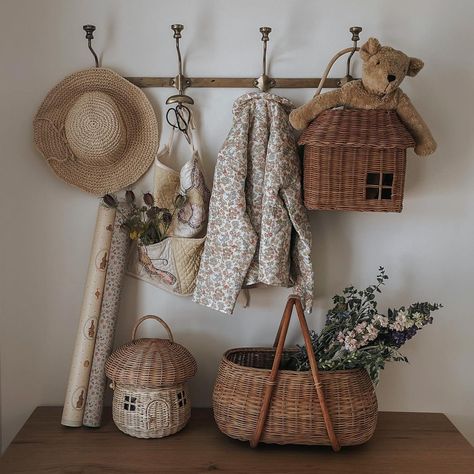 Summer Beach Bags, Cute Basket, Swedish Gustavian Style, Handmade House, Country Interiors, Basket Bags, Junior Bed, Gustavian Style, Nursery Room Inspiration