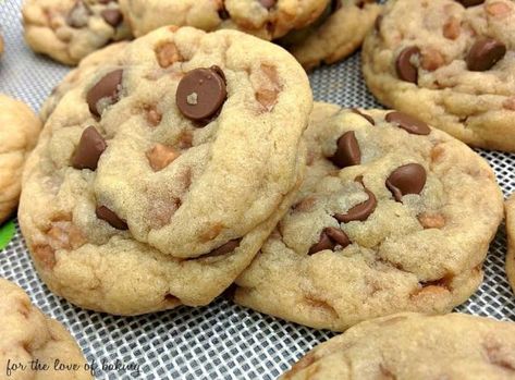 Cookies With Skor Bits, Skor Bit Cookies, Skor Cookies Recipes Toffee Bits, Skor Bits Recipes, Baking Snacks, Cinnamon Christmas Cookies, Toffee Chocolate, Cookie Crumble, Toffee Cookies