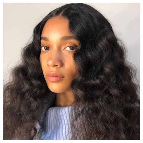 @terri_capon on Instagram: “@jadakobie giving us Solange vibes #hair and #makeup by me using @boucleme @lumitylife @suqqu_uk_official @t3haircareuk . . . #afrohair…” Solange Hairstyles, Solange Makeup, Solange Hair, Brushed Curls, Solange Braids, Middle Part Curls, Brushed Out Curls, Black Hair Curls, Black Curls