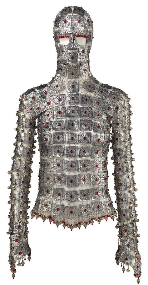 Yashmak (2000; edition from 2017), designed by Shaun Leane for Alexander McQueen. Metropolitan Museum of Art, New York Metal Armour, Halloween Costumes 2022, Shaun Leane, Medieval Costume, Halloween This Year, Weird Fashion, Unique Fabric, Time And Space, Creative Halloween Costumes