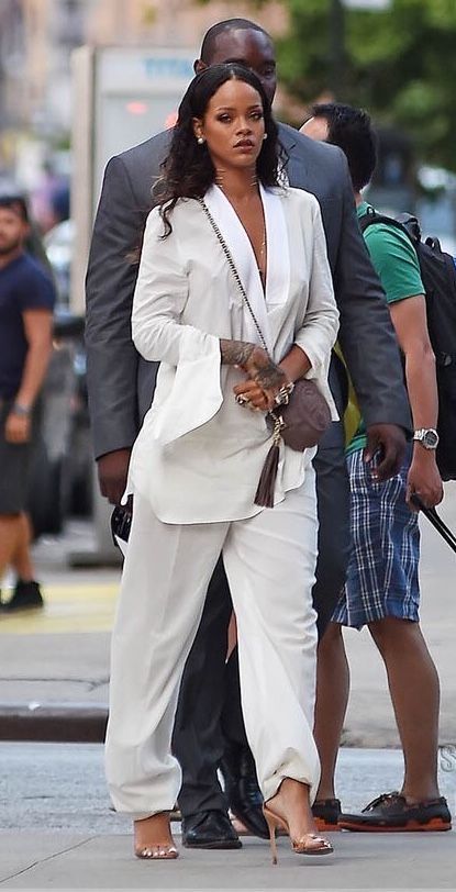 Rihanna Classy Outfits, Rihanna Iconic Looks, Rihanna 2023, Aesthetic Rihanna, Rihanna Aesthetic, Rhianna Style, Rihanna Work, Rihanna Street Style, Looks Rihanna