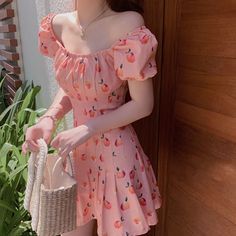 Vestido elegante para mujer estampado Floral cuello cuadrado Puff manga vestido de cerezas dulce Kawaii Japón estilo coreano vestido de verano para mujeres 2020,Consigue increíbles descuentos en artículos de vendedores chinos y de todo el mundo. ¡Disfruta de envíos gratis, ofertas por tiempo limitado, devoluciones sencillas y protección al comprador! Disfruta de las siguientes ventajas: ✓ Envío gratuito a todo el mundo ✓ Oferta disponible durante un tiempo limitado ✓ Devolución sencilla Kawaii Dress, Kawaii Fashion, Soft Girl, Cottage Core, Pretty Dresses, Pretty Outfits, Aesthetic Clothes, My Aesthetic, Cute Dresses