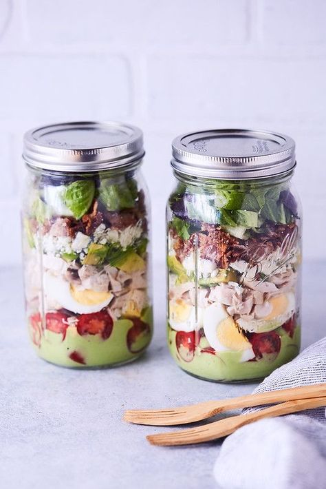 Mason Salad Jars, Mason Jar Steak Salad, Ball Jar Salads, Salad In Jars, Premade Salads In Mason Jars, Gluten Free Mason Jar Meals, How To Layer Salad In Mason Jar, Mason Jar Breakfast Ideas, Keto Salad Jars