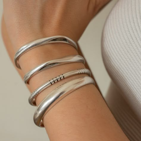 PLEASE KEEP IN MIND THAT THIS LISTING REGARDS ONLY ONE BRACELET. A unique silver plated cuff bracelet with a BOLD and a HOLE design. It's very stylish and you can easily mix it with other cuffs and bangles. It is a great match for our best selling hammered bracelet https://etsy.me/3Nvv35I This beautiful cuff is made from silver plated zamak. * diameter: 2.36 inches (6 cm) * wrist circumference: 6 - 7.5 inches (15.2 - 19.05 cm). * size: 2.48 x 2 inches (63x51.1mm) NICKEL FREE - LEAD FREE GIFTS OF Chic Silver Cuff Bangle, Unique Silver Metal Cuff Bracelet, Silver Untreated Cuff Bracelet Gift, Edgy Adjustable Silver Bracelet, Modern Chunky Silver Bracelet, Chunky Silver Bracelet, Silver Statement Jewelry, Hammered Bracelet, Modern Silver Jewelry