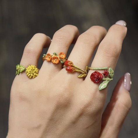 Clay Ring, Polymer Clay Ring, Polymer Clay Flower Jewelry, Yennefer Of Vengerberg, Tanah Liat, Funky Jewelry, Jewelry Inspo, Pretty Jewellery, Flower Jewellery