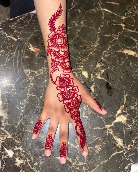 Red Henna Designs Hands, Red Henna Designs On Dark Skin, Henna Designs Red, Red Henna On Dark Skin, Somali Henna Designs, Henna Designs Somali, Red Henna Designs, Red Henna Tattoo, Henna Sleeve