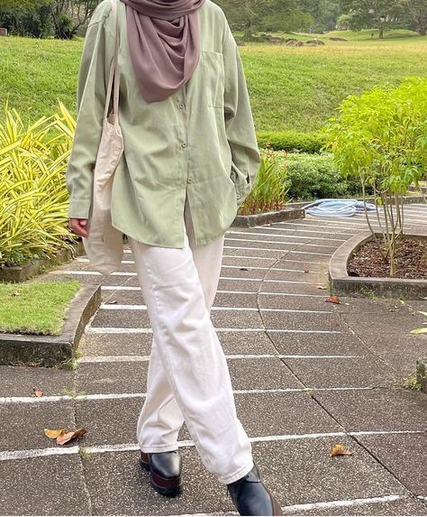 Pastel Green Hijab Outfit, Sage Green Hijabi Outfits, Ootd Kemeja Sage, Green Pastel Outfit Hijab, Baju Sage Green Hijab, Outfit Hijab Sage, Sage Green Hijab Outfit, Green Outfit Ideas Hijab, Ootd Hijab Sage