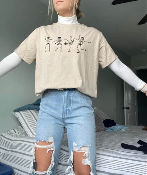 Long Sleeve Layered Outfit, Layered T Shirt Outfit, Mock Neck Outfit, Shirt Layering Outfit, Cropped Tee Outfit, White Turtleneck Outfit, Turtleneck Outfit Layering, Long Sleeve Shirt Outfit, White Long Sleeve Shirt Outfit