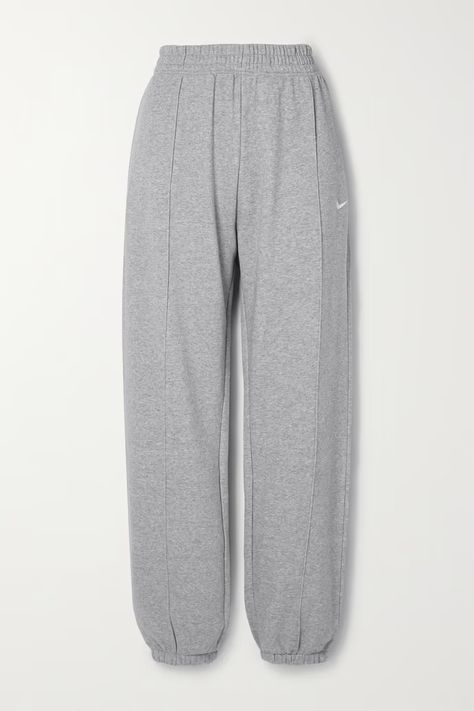 Gray Sports Pants, Fame Clothes, Grey Sweats, Cute Pants, Nike Sweatpants, Grey Sweatpants, Chunky Sneakers, Dream Clothes, Nike Pants