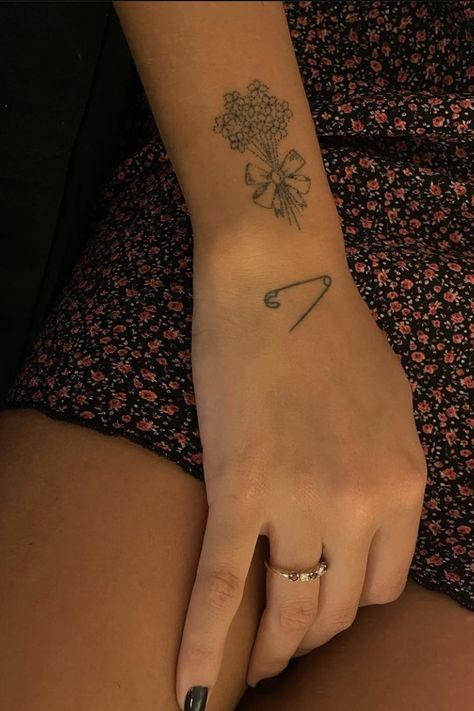 Cool Tattoos For Girls, Taboo Tattoo, Tattoo World, Cute Tiny Tattoos, Stomach Tattoos, 3d Tattoos, Baby Tattoos, Time Tattoos, Dope Tattoos