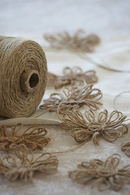 10 tutos couleur ficelle - Au fil de l'eau - Bois flotté Twine Flowers, Kraf Kertas, Diy Flores, Burlap Crafts, Diy Tips, Crafty Craft, Craft Time, Flower Tutorial, Diy Projects To Try