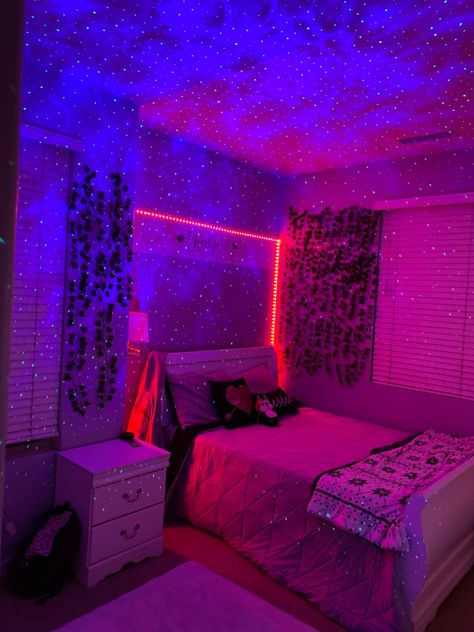 LED lights ,projector with vines Single Bedroom Design, Neon Room Ideas, Nyc Room, Lavender Room, Neon Bedroom, Led Bedroom, Led Lighting Bedroom, Aesthetic Bedroom Ideas, Chill Room