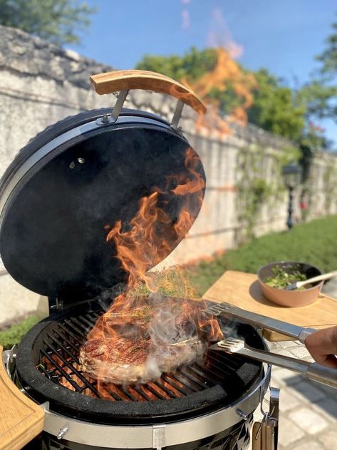 Viande au barbecue Kamado Grilling Out Aesthetic, Bbq Cookout Aesthetic, Barbecue Aesthetic, Korean Barbecue Aesthetic, Barbecue Portable, Tout Est Possible, Pool Birthday, Big Green Egg, Glitter Wallpaper