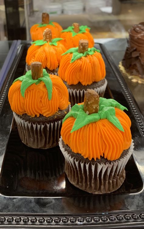 Fall Jumbo Cupcakes, Pumpkin Cupcakes Decoration, Pumpkin Decorated Cupcakes, Jumbo Cupcake Ideas, Thanksgiving Cakes Decorating, Halloween Cupcake Cake, Jumbo Cupcakes, Halloween Themed Desserts, Jumbo Cupcake