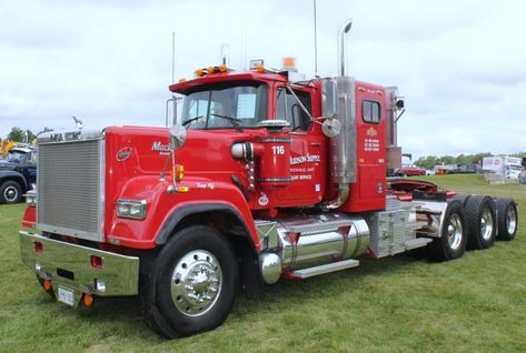 A Collection Of Old School Mack Truck Pictures You Shouldn't Miss! Mack Trucks Superliner, Old Mack Trucks, Truck Photo, Snoopy Cartoon, Movie Aesthetic, Truck Pictures, Best Rapper Alive, Money Pictures, Kenworth Trucks