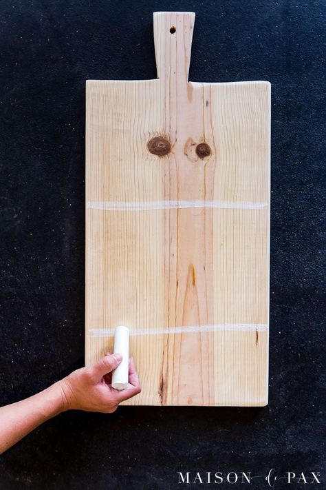 Diy Bread Board, Diy Charcuterie Boards, Chacutery Boards Diy Wood, Cricut Charcuterie Board Diy, Diy Charcuterie Board Gift, Charcuterie Board How To Make A Wooden, Homemade Charcuterie Board Wood, Charcuterie Board Diy How To Build, Diy Charcuterie Board How To Make Wood