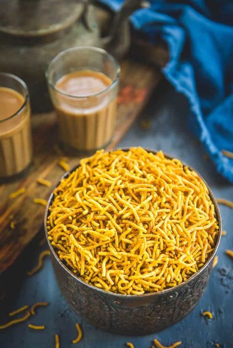 Bhujia Sev, Aloo Bhujia Recipe, Indian Dry Snacks, Bhujia Recipe, Sev Recipe, Aloo Bhujia, Indian Food Photography, Diwali Snacks, Baking Soda And Lemon