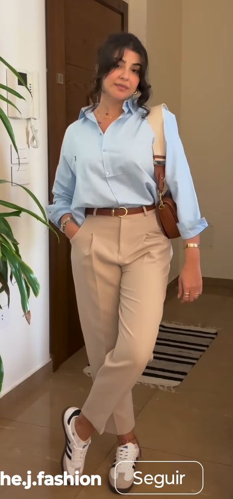 Cream Chinos Outfit Women, Beige Office Outfit, Light Khaki Pants Outfit, Nude Pants Outfit, Chinos Women Outfit, Polo Outfits For Women, White Sneakers Outfit, Business Outfits Women, Fall Outfits For Work