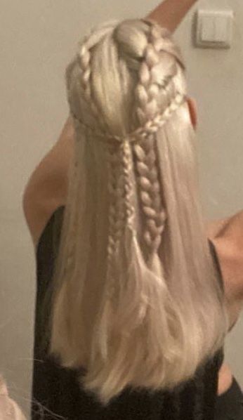 House Of Dragon Braids, Targeryan Hairstyle, Targarian Hair Styles, Midevil Hair Styles For Short Hair, Rhaenyra Targaryen Hairstyle Tutorial, Rhanyera Targaryen Hair, Rhaenyra Targaryen Braids, House Of The Dragon Hairstyles Tutorial, Danerys Targarian Hairstyles