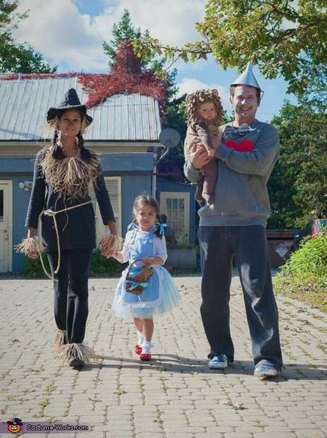 Wizard Of Oz Family Costume, Scarecrow Costume Women, Wizard Of Oz Costumes Diy, Wizard Of Oz Theme, Wizard Of Oz Costume, Oz Costume, Scarecrow Costume, Hallowen Costume