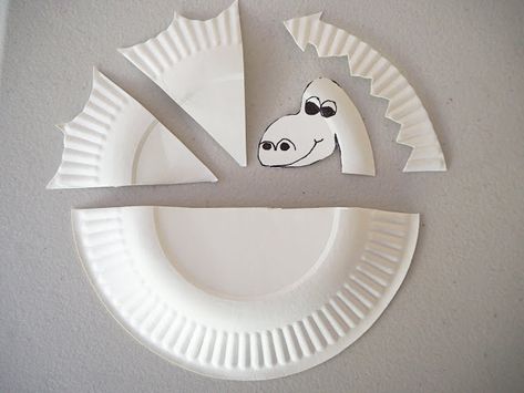 Learn with Play at Home: Simple Paper Plate Dragon Craft Paper Plate Dragon, Dragon Crafts Preschool, Googly Eye Crafts, Dragon Craft, Dragons Love Tacos, Dragon Crafts, Dragon Party, Paper Plate Crafts, Plate Crafts