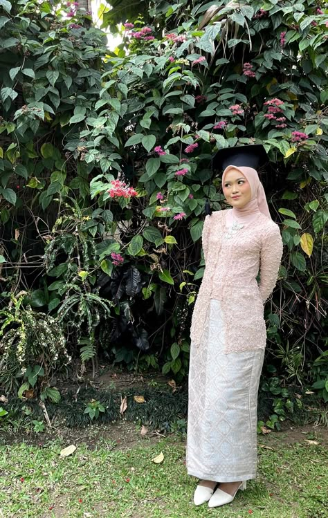 Dress Brokat Modern Bridesmaid, Dress Vintage Hijab, Kebaya Wisuda Hijab Graduation, Kebaya Brokat Modern, Model Kebaya Wisuda, Hijab Graduation, Dress Wisuda, Kebaya Wisuda Hijab, Kebaya Songket