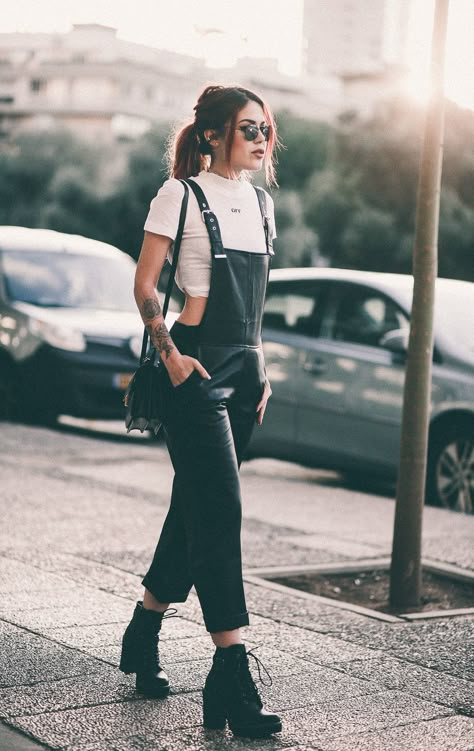 TEL AVIV FASHION WEEK OUTFIT. Goth Outfit, Fashion Week Outfit, Street Style Grunge, Black Overalls, Cute Spring Outfits, Foto Poses, Trik Fotografi, Mode Inspo, Edgy Outfits